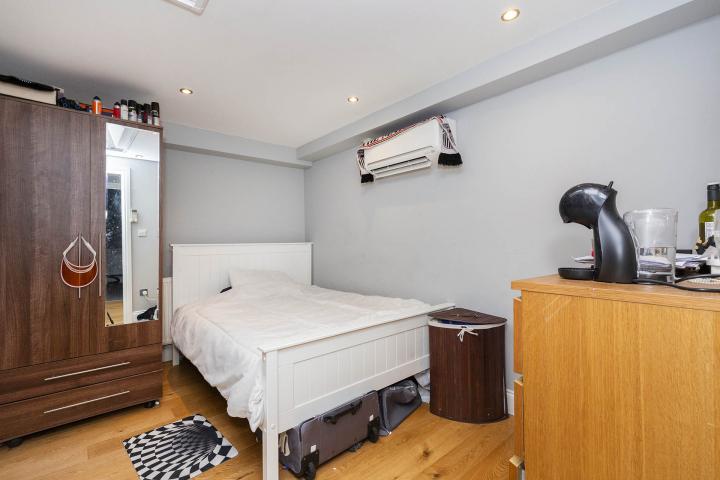 Large modern 3 bed 2 bath with balcony minutes to tube Camden Road, Caledonian Road / Holloway